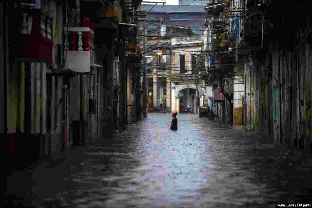 Numerosas zonas de la capital cubana fueron inundadas por las intensas lluvias el 3 de junio de 2022.