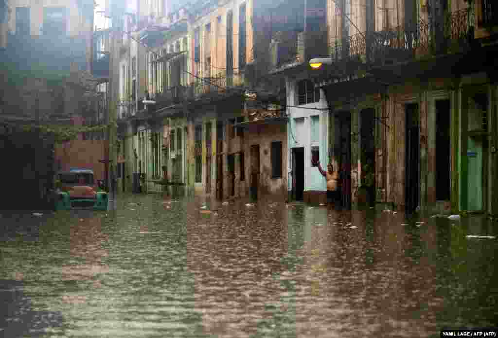 Numerosas zonas de la capital cubana fueron inundadas por las intensas lluvias el 3 de junio de 2022.