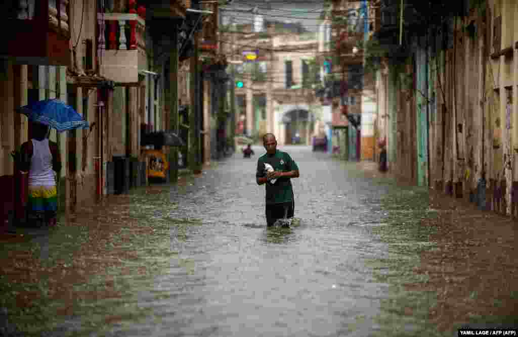 Numerosas zonas de la capital cubana fueron inundadas por las intensas lluvias el 3 de junio de 2022.