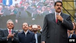 De izq. a der. Daniel Ortega, Raúl Castro y Nicolás Maduro.