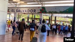 Esteban Rodríguez y Héctor Luis Valdés Cocho salen del aeropuerto, en El Salvador. (Twitter/@raudaz_)