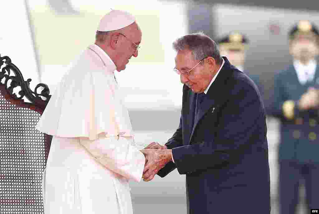 Raúl Castro hace una reverencia ante el Papa Francisco, a la llegada del pontífice a La Habana. 