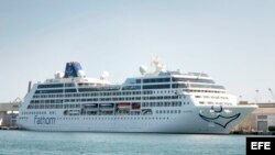 El crucero Adonia de la nueva línea de Carnival, Fathom, está anclado en el puerto de la Terminal de Cruceros de Miami.