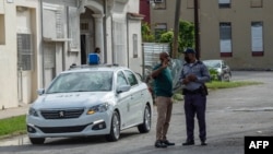 La policía custodia la entrada del Tribunal Municipal de Marianao, donde fueron encausados varios de los manifestantes del 11 de julio en Cuba. (Yamil Lage/AFP)