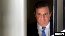 El exdirector de campaña de Trump, Paul Manafort, se retira del Tribunal de Distrito de EEUU, en Washington.