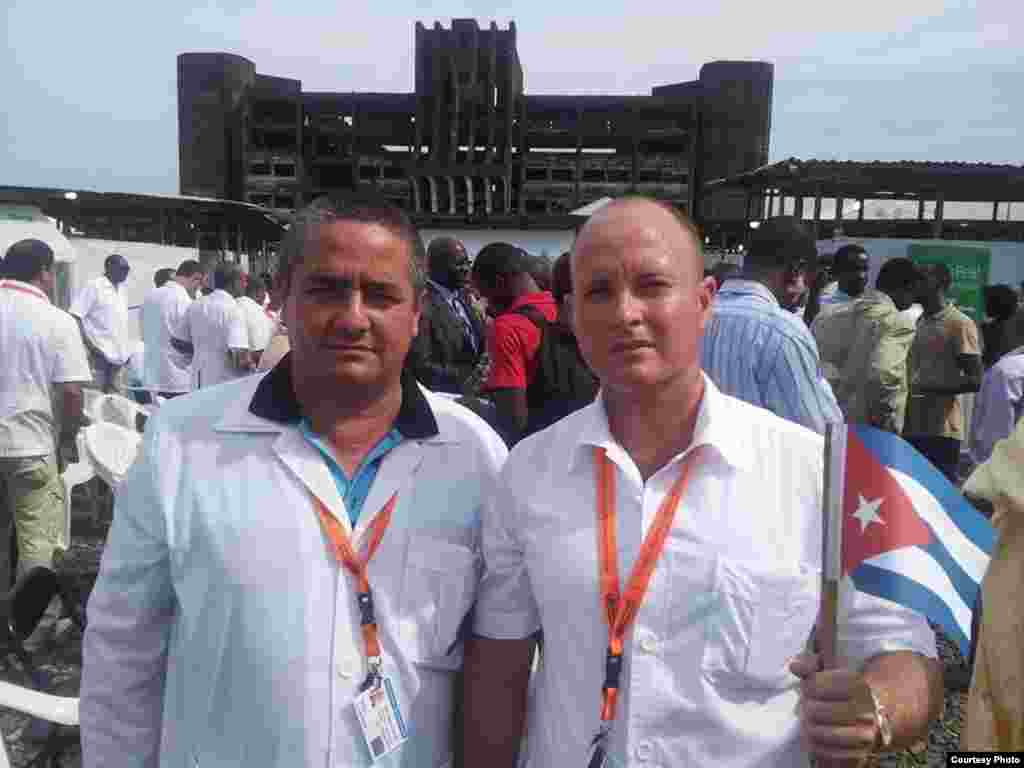 Miembros de la delegación de personal médico cubano en Liberia.