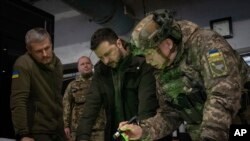 El presidente de Ucrania, Volodymyr Zelenskyy, con sus comandantes militares en la ciudad de Kupiansk, Kharkiv, Ucrania. (AP Photo/Efrem Lukatsky).