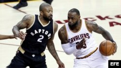 LeBron James (d), disputa el balón con PJ Tucker (i), de Toronto Raptors.