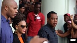 La cantante estadounidense Beyoncé (c) y su esposo, el rapero Jay-Z (i) salen hoy, jueves 4 de abril de 2013, del Hotel Saratoga en La Habana (Cuba), donde se hospedan junto a varios miembros de su familia, para celebrar los cinco años de su matrimonio. E