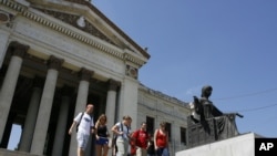 Un grupo de estudiantes en la Universidad de La Habana. (AP Photo/ Javier Galeano).