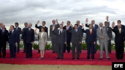 X Cumbre Iberoamericana Panama. 1ª fila y de izda. a dcha.: De la Rúa (Argentina), Sampaio (Portugal), Castro (Cuba), Moscoso (Panamá), Rodríguez Echeverría (Costa Rica), Portillo (Guatemala), Pastrana (Colombia), Batlle (Uruguay) y Mejía (República Domin