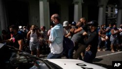 Un detenido en el levantamiento nacional del 11 de julio. (AP Photo/Ramon Espinosa).