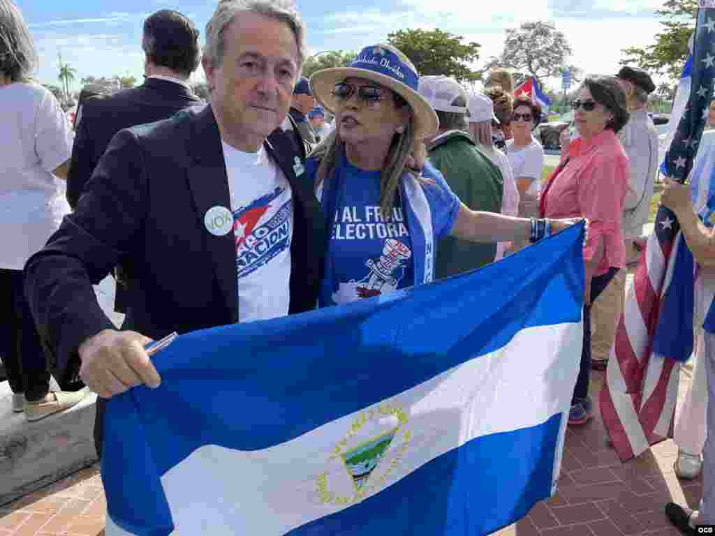 Ofrenda floral de eurodiputados y de Espa&#241;a al inicio de la &quot;Caravana por la Libertad de Cuba&quot;, en Miami. 