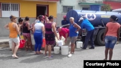 Vecinos de Santiago de las Vegas, en Boyeros hacen cola frente a una pipa de agua. (Archivo)