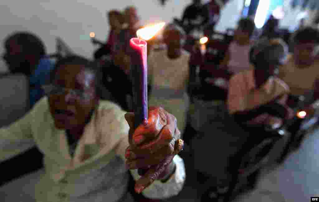 Funcionarios de la embajada de Venezuela en Cuba asisten el martes 8 de enero de 2013, a una misa por la salud del presidente venezolano Hugo Ch&aacute;vez en el santuario de la Virgen de Regla en La Habana (Cuba)