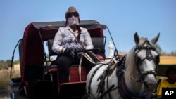 Una cochero se protege del coronavirus con una máscara, en La Habana. (AP/Ramon Espinosa)