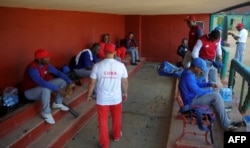 El equipo Cuba entrena en el estadio Latinoamericano en marzo de 2016. Foto Archivo YAMIL LAGE / AFP)