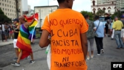 Un hombre muestra una consigna escrita en la parte posterior de su camiseta durante una "conga" contra la homofobia y la transfobia en La Habana.