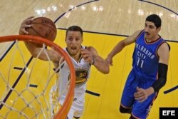 Stephen Curry encesta ante Enes Kanter.