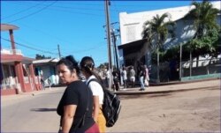 Residentes en San Antonio de los Baños a la caza de transporte público.