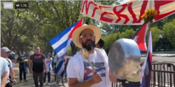 Otaola junto a un grupo de cubanos protestan con un cacerolazo frente a la Casa Blanca