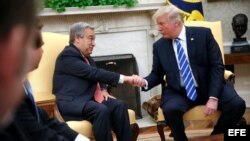 El presidente de Estados Unidos, Donald J. Trump (d), saluda al secretario general de la ONU, António Guterres, durante una reunión en la Casa Blanca, este 20 de octubre de 2017.