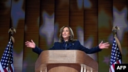 La vicepresidenta de Estados Unidos y candidata presidencial demócrata, Kamala Harris, en la Convención Nacional Demócrata (DNC) en el United Center en Chicago, Illinois, el 22 de agosto de 2024.