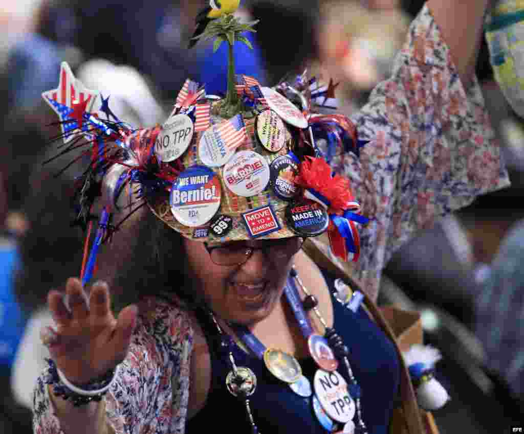 Una seguidora del senador Bernie Sanders asiste a la primera jornada de la Convención Nacional Demócrata 2016 hoy, 25 de julio de 2016, en el Wells Fargo Center de Filadelfia, Pensilvania. EFE/TANNEN MAURY