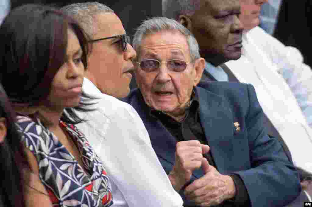 El presidente de Estados Unidos, Barack Obama (c), y su esposa, Michelle (i), junto al gobernante de Cuba, Raúl Castro (d), en el estadio Latinoamericano.