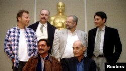 En la foto Tabío sentado a la izquierda junto a Gutiérrez Alea y otros directores nominados al Oscar (Milcho Manchevski, Nikita Mikhalkov, Gerard Corbiau y Ang Lee.