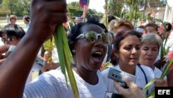 Fotografía de archivo de Berta Soler, miembro de las Damas de Blanco, cuando conversaba con la prensa a la salida de la iglesia de Santa Rita.