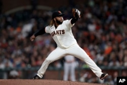 Johnny Cueto, de los Gigantes de San Francisco, lanza contra los Diamondbacks de Arizona, en la cuarta entrada del juego de las Grandes Ligas, en San Francisco, el jueves 30 de septiembre de 2021. (AP Foto/Jed Jacobsohn)