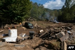 Escombros y un coche dañado en una casa de Black Mountain, Carolina del Norte, el 3 de octubre de 2024, tras el paso del huracán Helene. (Foto de Allison Joyce / AFP)