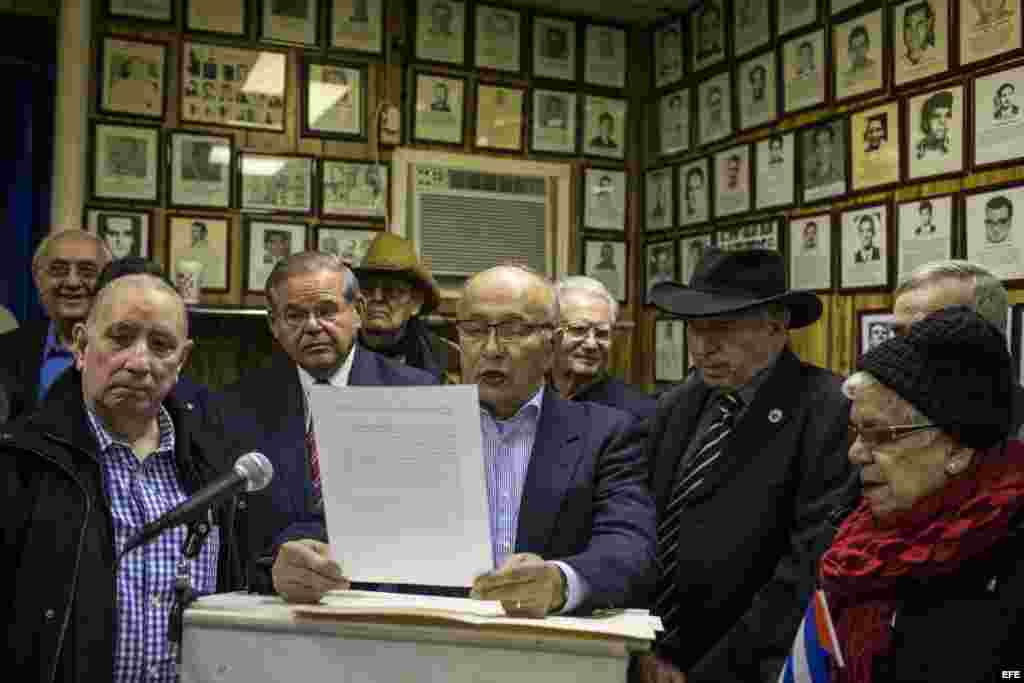  Mathew Pérez, representante de la Unión De Expresos Políticos Cubanos de Nueva Jersey, como reacción a la muerte del líder cubano Fidel Castro.