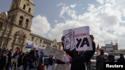 Manifestantes exigen elecciones en Bolivia.