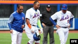 Yoenis Céspedes (c) de los Mets reacciona luego de lastimarse.