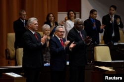 Miguel Diaz-Canel, Raúl Castro y Esteban Lazo durante la promulgación de la Constitución.