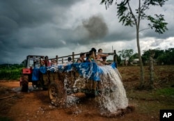 La piscina rodante en El Infernal, Pinar del Río. AP/Ramón Espinosa