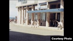 Agentes castristas disparan sobre la multitud desde el Hotel Deauville, La Habana 5 de agosto, 1994.