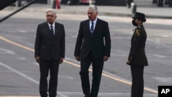 El presidente de México, Andrés Manuel López Obrador, junto a Miguel Díaz-Canel, en el Zócalo de Ciudad de México, en visita oficial realizada en septiembre de 2021.