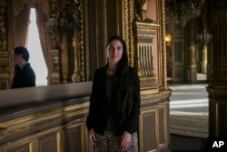 La disidente cubana Yoani Sánchez posa para una fotografía después de una conferencia de prensa en la Casa de América, en Madrid, España, el miércoles 26 de febrero de 2014. (Foto AP/Andrés Kudacki)