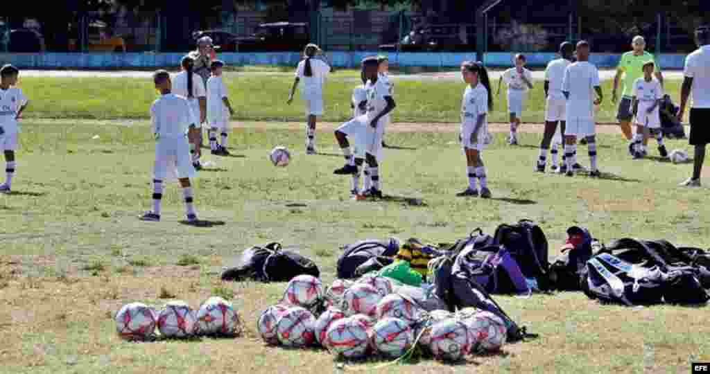 Niños cubanos participan en una clínica de fútbol impartida por entrenadores de la Fundación Real Madrid, del 14 al 18 de noviembre de 2016, en La Habana (Cuba). &nbsp;