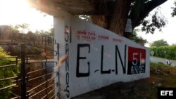 Un mural alusivo la guerrilla del ELN en el casco urbano de la población de El Palo, Cauca, al surocidente de Colombia. (Archivo)