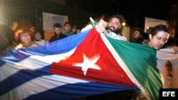 Manifestantes unen las banderas de México y de Cuba al exterior de la Cancilleria en la capital mexicana durante una protesta. Archivo.