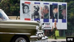 Un cartel alusivo al cumpleaños 90 de Fidel Castro.