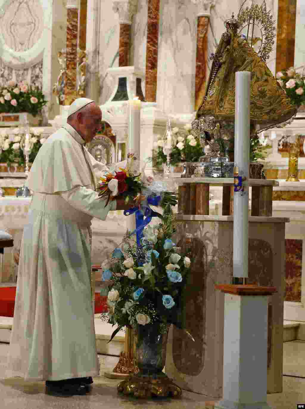 El papa Francisco ora hoy, lunes 21 de septiembre de 2015, en el santuario de la Virgen de la Caridad del Cobre en Santiago de Cuba (Cuba)