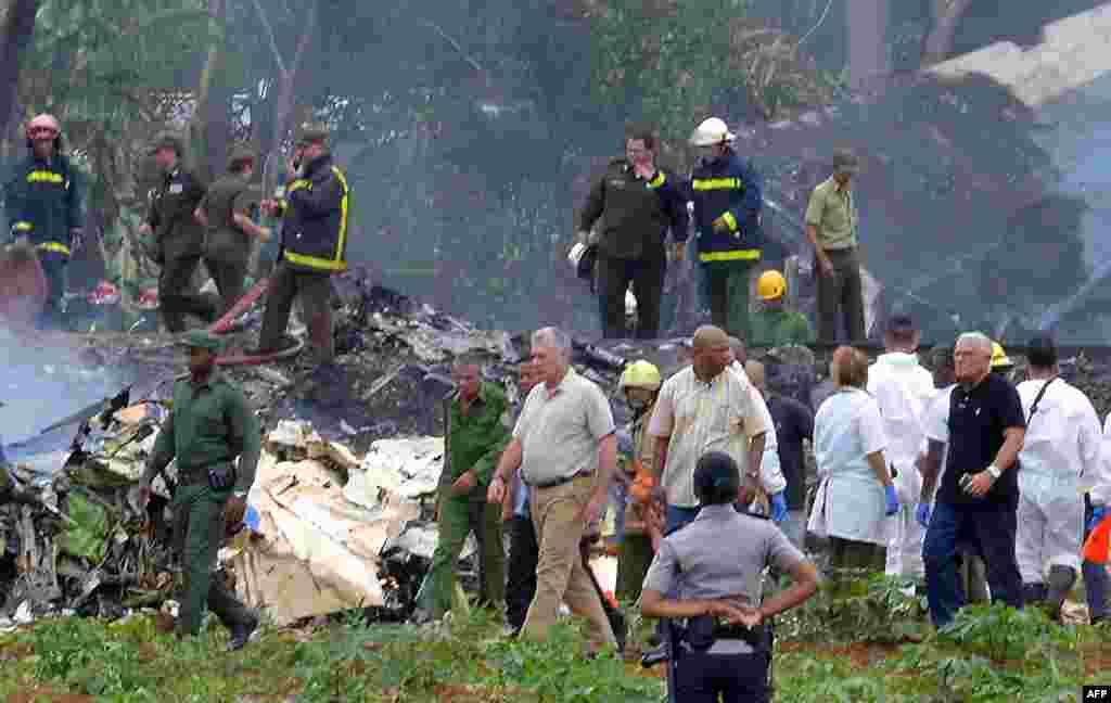 Miguel Díaz-Canel visita la zona del desastre. 