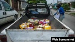 Coronas funerarias en la parte posterior de una camioneta en La Habana.