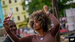 Una mujer se arregla el cabello antes de caminar por la pasarela en un desfile de moda de peinados afro en La Habana, Cuba, el sábado 31 de agosto de 2024. (Foto AP/Ramon Espinosa)