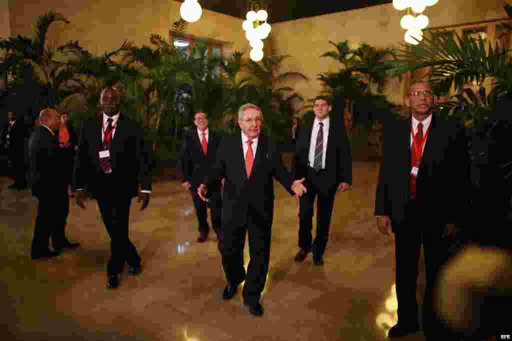 Raúl Castro (c) en su cumpleaños 85 años, conversa con la prensa durante una cena ofrecida a los mandatarios que participan en la VII Cumbre de la Asociación de Estados del Caribe (AEC) en La Habana (Cuba).